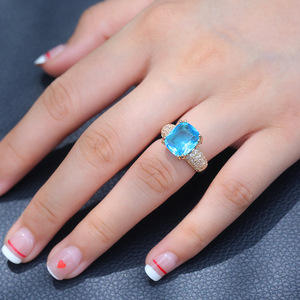 Anello con Gemma Blu Acqua per Donne, Elegante Gioiello da Dito alla Moda - Product Image 2