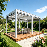 Grande pergola bioclimatique motorisée en aluminium avec écran à enroulement, lames orientables pour café, restaurant, espace repas extérieur