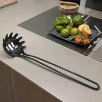 UJ-KT686A Cuillère à spaghetti professionnelle en acier inoxydable noir avec manche en fil métallique Cuillère à pâtes