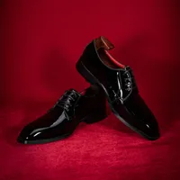 Zapatos Derby de charol negro brillante italianos DL520-1 al por mayor para hombre, zapatos formales con cordones, zapatos de vestir con suela roja para fiestas y negocios.