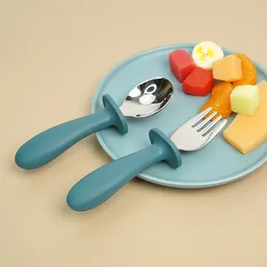 Commercio all'ingrosso di alta qualità in silicone manico BPA gratis per bambini Dinning stoviglie in Silicone cucchiaio vestito forchetta