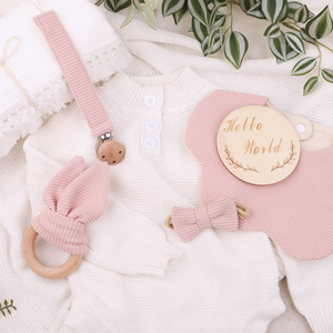 Ensemble cadeau personnalisé pour nouveau-né, 6 pièces, coton, bois, pliable, usage quotidien, comprenant une couverture, un tapis à épaulettes, un cadeau de naissance, une chaîne de sucette - Product Image 3