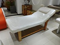 Lit de massage en bois robuste pour la vente en gros, avec matelas matelassé de 0,35 m³ et trou facial, idéal pour cliniques et hôtels