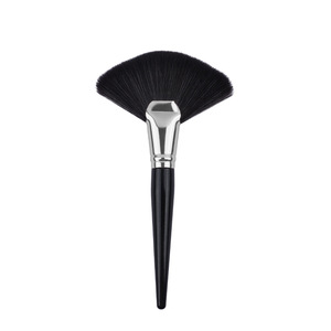 <b>Fan</b> Highlighter Makeup Brush Wooden Handle Synthetic Bristles Face Highlight Contour Beauty Brush - Product Image 1