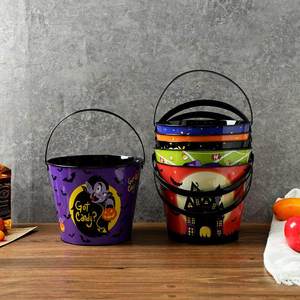 Secchiello in ferro a forma di zucca con grafica di strega e pipistrelli di Halloween, simpatico cartone animato, portatile, per dolcetti o scherzi per bambini, decorazione per la scuola materna - Product Image 3