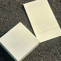 Boîte d'emballage personnalisée en papier coton blanc avec logo en relief pour bijoux