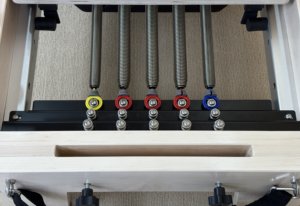 Equipo de Pilates Reformer de Roble de Lujo de Alta Gama para Uso Doméstico con Cuerdas Personalizadas OEM y Juego de Muelles de Retracción Automática para Ejercicio de Yoga y Fortalecimiento del Core - Product Image 3