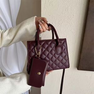 Bolso bandolera femenino, bonito y delicado, de varias capas, con estampado de fresa en terciopelo, modelo tote, lanzamiento 2024 - Product Image 2