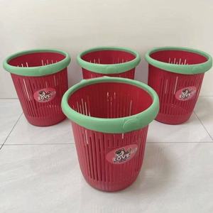 [Compra Uno y Lleva Dos] <span class=keywords><strong>Cubo</strong></span> de <span class=keywords><strong>Basura</strong></span> de Plástico de Alta Gama con Tapa Abierta y Diseño de Oso Fresa para Sala de Estar y <span class=keywords><strong>Cocina</strong></span> - Product Image 4