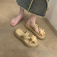 Vente en gros, mode 2024, tongs d'extérieur en EVA antidérapantes pour l'été, pantoufles de créateur pour la maison, sandales pour femmes et hommes