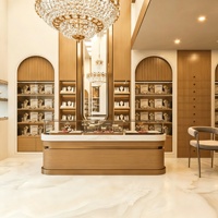 Agencement de magasin de bijoux et montres de luxe : personnalisation complète de la pièce, vitrine en verre, présentoir à bijoux, décoration de magasin