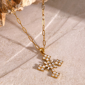 Collar con colgante de cruz de acero inoxidable con circonitas blancas incrustadas para mujer, joyería de regalo. - Product Image 3