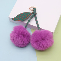 Porte-clés cerise en fausse fourrure douce avec pompon en forme de feuille