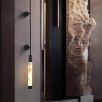 Lampe murale LED en fer de style chinois moderne et nouveau, avec longue tige et fond imitation marbre, idéale pour hôtels, villas et couloirs