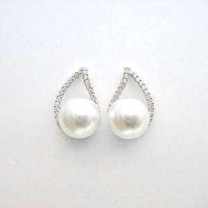 Orecchini Pendenti in Oro Bianco con Perle e Diamanti Taglio Brillante Rotondo, Incastonatura a Canale, Stile Classico per Matrimoni, Gioielli da Donna - Product Image 3