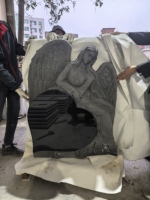 Monument funéraire en granit noir d'Inde au design moderne pour usage commémoratif
