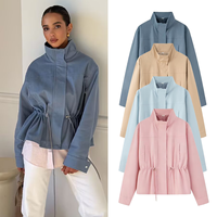 Veste coupe-vent légère et décontractée pour femme avec col montant, taille à cordon de serrage, patte de boutonnage cachée et coupe courte
