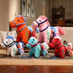 Mascotte de l'Année du <span class=keywords><strong>Cheval</strong></span> 2026 – Peluche Super Douce Créative « Devenez Riche Immédiatement » – Petit Cadeau pour Événements et Réunions Annuelles - Product Image 4