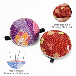 JP, venta al por mayor, accesorio de costura, almohadillas de aguja de estilo japonés, cojín de alfiler tipo reloj de <span class=keywords><strong>mano</strong></span> <span class=keywords><strong>para</strong></span> herramienta de costura Diy - Product Image 2