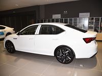Новые автомобили 2025 года для Skoda Octavia 1.4T: автоматический седан с турбонаддувом, электроприводом стеклоподъемников, кожаными сиденьями, адаптивным круиз-контролем