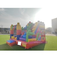 Grand château gonflable à thème Lego avec mur d'escalade pour enfants, idéal pour l'été, les jardins, les terrains de jeux extérieurs et la location commerciale