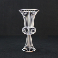 Vente en gros directe de centre de table de mariage accessoires en fer forgé en forme de chandelier dispositif de fleur table de route fleur support de fleur blanche