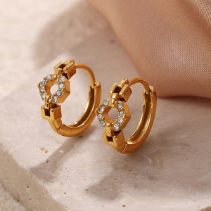 Boucles d'oreilles Huggie plaquées or 18 carats, serties de strass, géométriques, en alliage de zinc, pour femmes et filles - Product Image 3