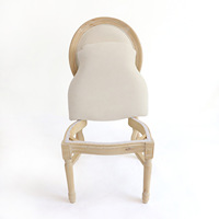 Chaise Louis ovale empilable en bois pour banquets et événements, avec coussin blanc – Vente en gros