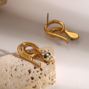 2025 nuevos pendientes personalizados de moda para mujer de acero inoxidable con serpiente chapada en oro joyería de circón impermeable al por mayor - Product Image 4