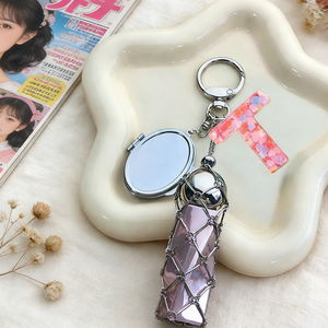 ของขวัญสุดพิเศษสำหรับสาวๆ จี้ตัวอักษรสีชมพู 26 ตัวอักษร  กระเป๋าตาข่ายใส่ลิปสติกสแตนเลสอเนกประสงค์ พวงกุญแจสีเงิน - Product Image 3