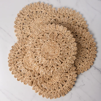 Sets de table tressés en écorces de maïs faits à la main, écologiques et résistants à la chaleur, pour une décoration moderne et minimaliste, idéaux pour les restaurants et les hôtels.