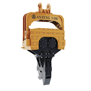מנוע משאבת פטיש רטט מותקן על מחפר ANTENG V-550 להתקנת כלונסאות במחסום גלים להרחבת נמל, הידראולי לחלוטין - Product Image 1