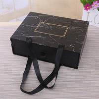 Boîte cadeau de luxe minimaliste avec logo personnalisé, fermeture magnétique, design simple pour vêtements et accessoires