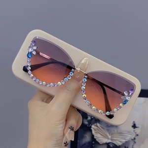 2025 nuova moda <span class=keywords><strong>occhiali</strong></span> da <span class=keywords><strong>sole</strong></span> con struttura in lega arancione Cat Eye <span class=keywords><strong>occhiali</strong></span> da <span class=keywords><strong>sole</strong></span> da ragazza squisiti con strass decorativi senza cornice - Product Image 4
