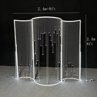 Arche de mariage moderne en forme de S avec rideau de perles de cristal, fond suspendu en cristal et métal pour mariages