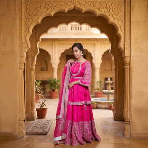 Lehenga de Seda Rosa con Choli Peplum y Bordado Aari, Estilo Holgado, Largo hasta el Suelo, Traje Tradicional Indio para Bodas, para Mujer - Product Image 4