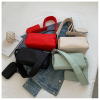 Sac bandoulière carré pour femme, mini sac à main avec large sangle et pochette assortie, rembourré doux, fermeture éclair, décontracté, logo personnalisé