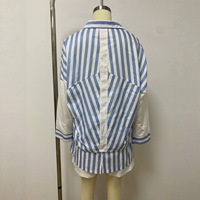 Ensemble assorti décontracté pour femme, collection automne 2027 : chemise à col boutonnée et short décontracté, motif rayures bleues et blanches, blocs de couleur