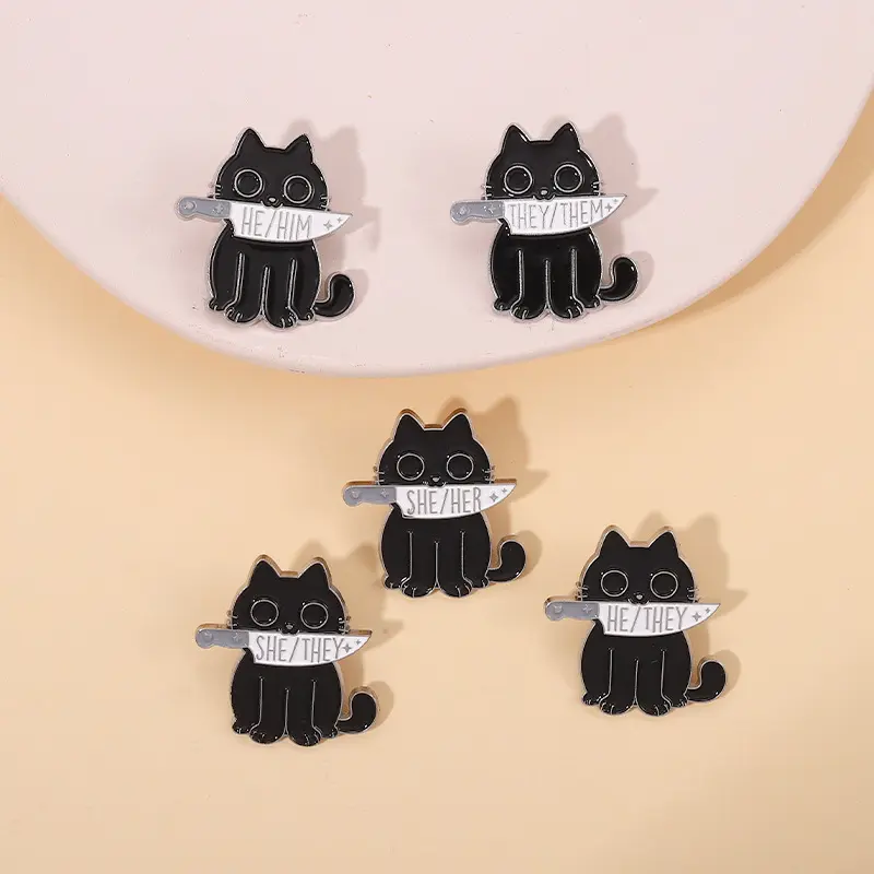 Yaratıcılık sevimli karikatür siyah kedi isırıkları en Knifetoon harfler üçüncü kişi siyah kedi ısırıkları bıçak emaye yaka iğnesi