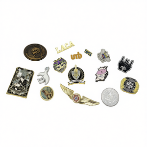 Broche personnalisée en émail dur 3D, motif vêtements, pailletée, mignonne, Kawaii, <span class=keywords><strong>dessin</strong></span> <span class=keywords><strong>animé</strong></span>, anime - Product Image 1