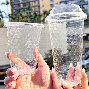 Gobelet jetable grand volume en PET <span class=keywords><strong>de</strong></span> 95 mm, forme diamant, pour boissons froides, avec couvercle dôme et impression <span class=keywords><strong>de</strong></span> logo personnalisé, idéal pour jus, vodka et autres boissons en magasin. - Product Image 2