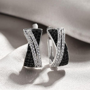 Eleganti Orecchini a Clip con Zirconia Cubica a Forma di Croce per Donna, Gioielli alla Moda - Product Image 2