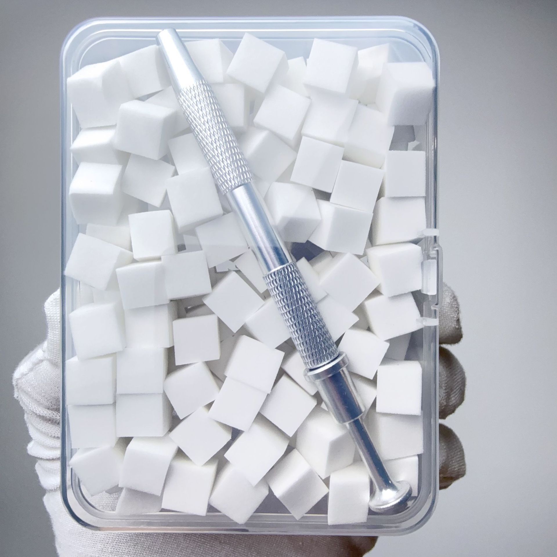 100 pieces of cotton swabs in a box with pen [white]