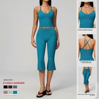 Ensembles de yoga capri 2 pièces OEM/ODM pour femmes : débardeur de yoga croisé et legging capri taille haute évasé, vêtements de sport personnalisables avec logo