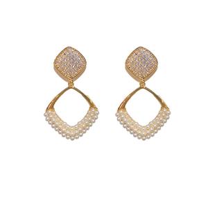Conception populaire sens luxueux simple cuivre et Zircon micro-incrusté géométrique diamant perle boucles d'oreilles célébrité mode - Product Image 6