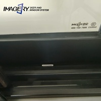 Fenêtres coulissantes à double vitrage avec cadre en aluminium, design simple, et moustiquaire en acier inoxydable à mailles losangées