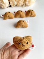 Vente en gros de biscuits de la fortune en crochet faits à la main, amigurumi, décoration alimentaire, logo personnalisé, certifié OEKO-TEX, écologique, cadeau pour enfants
