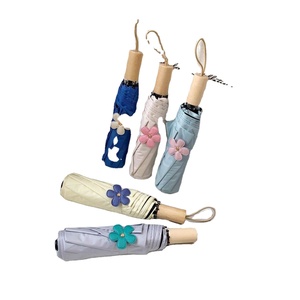 Parapluie manuel pliant 3 volets 190T anti-UV, double usage soleil/pluie, vente en gros, logo créatif avec revêtement noir - Product Image 4