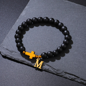 Pulsera de cuentas de ágata negra para hombre con cruz dorada y dije con inicial M para regalo o uso en oración - Product Image 4