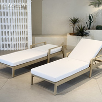 Chaise longue de piscine avec accoudoirs, coussin et dossier réglable pour terrasse extérieure